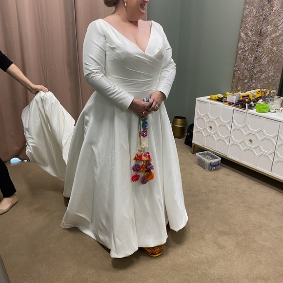 Wedding Dress- V neck long sleeve with button details size 28 - Picture 7 of 11